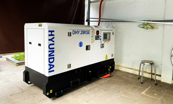 Máy phát điện công nghiệp 3 pha Hyundai DHY-28KSE